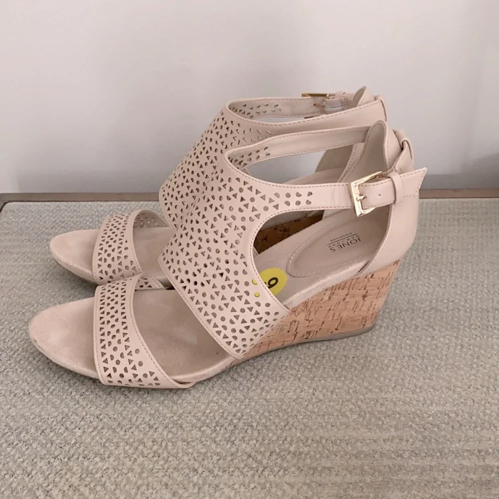 Jones New York Signature Sandal Size 9